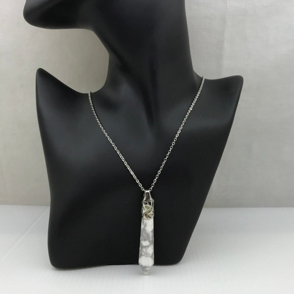 NWT Vintage White Howlite Hexagonal Pencil Cut Stone Pendant Necklace 24.5”
